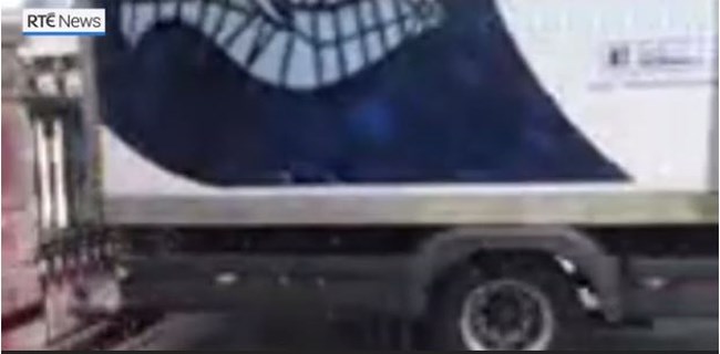 Συναγερμός στο Δουβλίνο: Φορτηγό έπεσε πάνω στην είσοδο της ρωσικής πρεσβείας