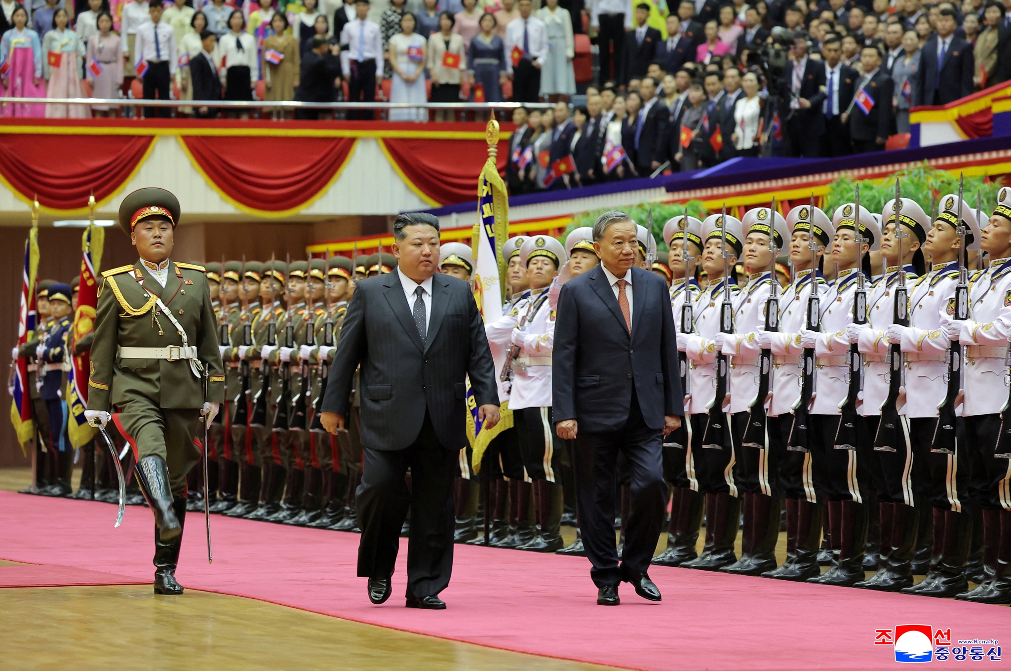 ΒΟΡΕΙΑ ΚΟΡΕΑ ΣΤΡΑΤΙΩΤΙΚΗ ΠΑΡΕΛΑΣΗ