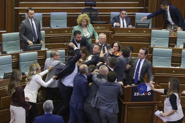 Ρινγκ η Βουλή στο Κόσοβο: Επεισόδια με σπρωξίματα και γροθιές, εκσφενδόνισαν μπουκάλια - [Βίντεο]