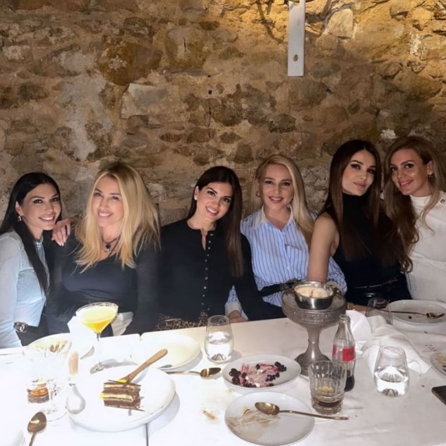 Γωγώ Μαστροκώστα: Επανεμφάνιση σε γνωστό εστιατόριο - Το δείπνο με Τσιμτσιλή, Σρόιτερ και άλλες φίλες