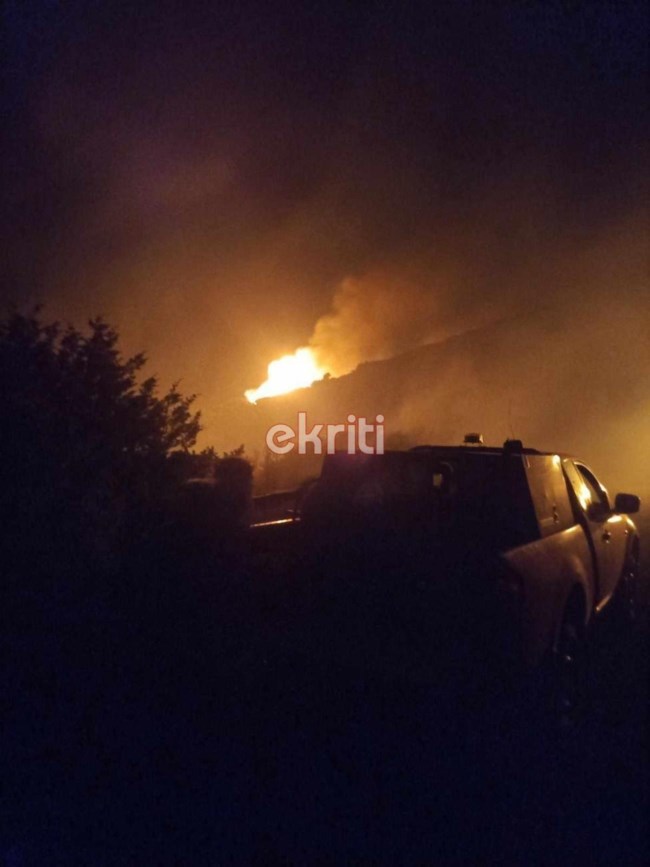 Μεγάλη φωτιά στην Ιεράπετρα: Επιχειρούν ισχυρές δυνάμεις της Πυροσβεστικής