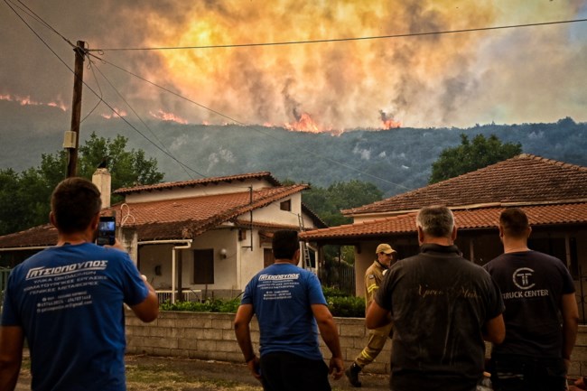 Σε ύφεση η πυρκαγιά στον Φενεό Κορινθίας: Τεράστιες ζημιές και εκκενώσεις χωριών - Δύο συλλήψεις