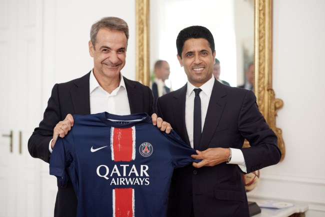 Στην Αθήνα ο πάμπλουτος ιδιοκτήτης της Παρί Σεν Ζερμέν- Η φανέλα που χάρισε στον Μητσοτάκη και η αποθέωση στον Ολυμπιακό