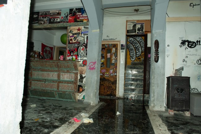 Τέλος η κατάληψη "Ντουγρού" στη Λάρισα: Μέχρι και μπουκάλια με... ούρα πετούσαν στους αστυνομικούς