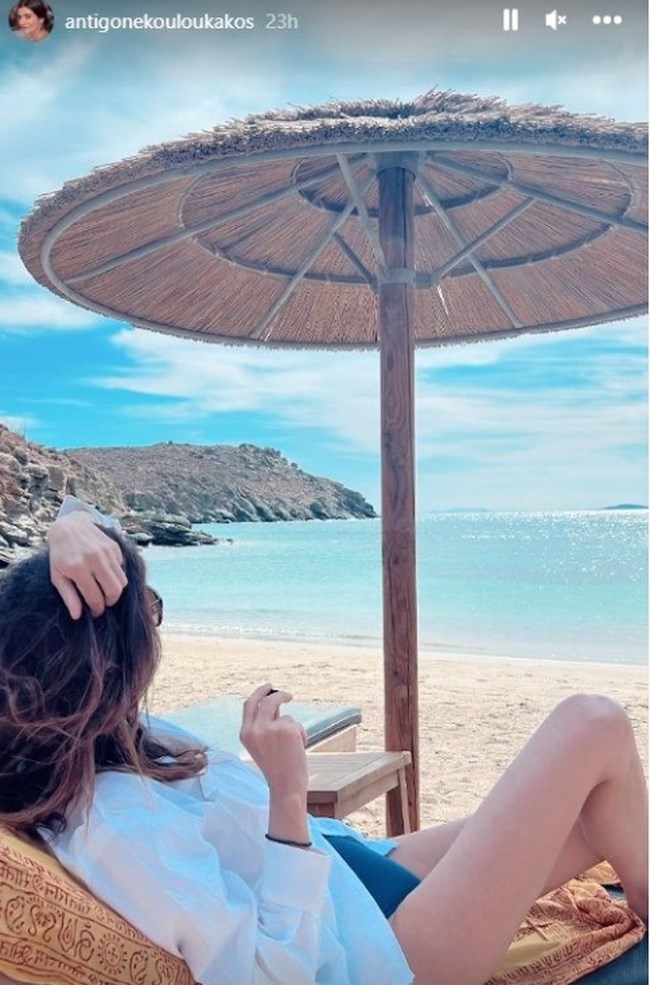 Η Αντιγόνη Κουλουκάκου εντυπωσιάζει με μαύρο μαγιό και λευκό πουκάμισο - Συνεχίζει τις διακοπές της [εικόνες]