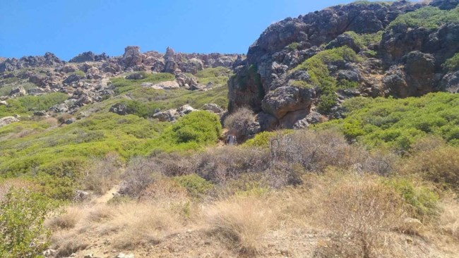 Συναγερμός για 19χρονη που έπεσε σε βάθος 2 μέτρων σε σπήλαιο στην Κρήτη [Εικόνες]