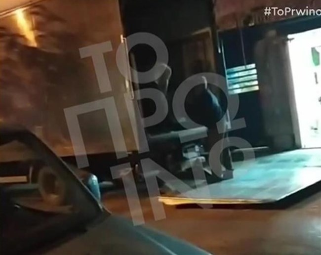 Κολωνός: Συγγενείς του Ηλία Μίχου αδειάζουν το μαγαζί του