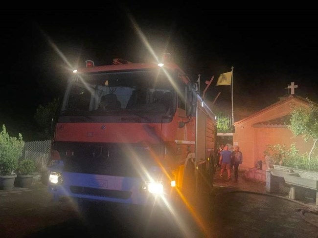 Φωτιά στην Αρκαδία: Πυρκαγιά στο μετόχι της Ιεράς Μονής Παναγίας της Κανδήλας