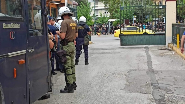 Ένταση με οπαδούς της ΑΕΚ έξω από την Ευελπίδων: Η ώρα των απολογιών - Οι βασικοί κατηγορούμενοι για τη μοιραία μαχαιριά