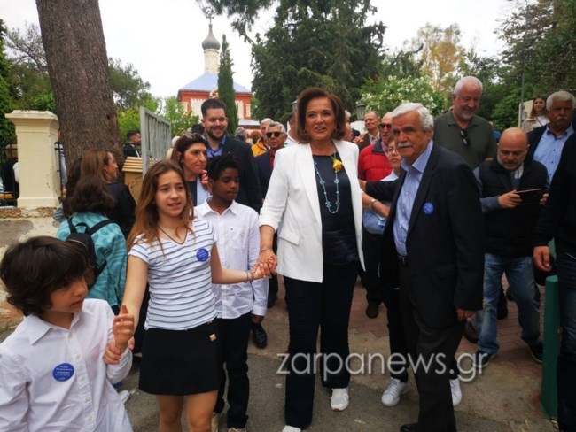 Με τα εγγόνια της στην κάλπη η Ντόρα Μπακογιάννη