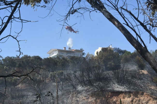 Φωτιά στην Πάτρα: Ζημιές σε σπίτια, κάηκαν αυτοκίνητα στο Γηροκομειό [εικόνες - βίντεο]