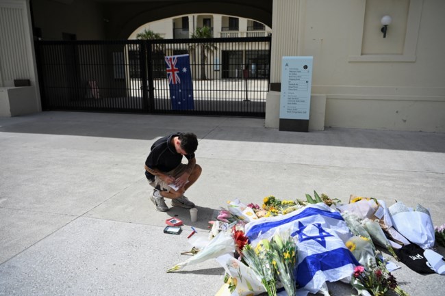 Σίδνεϊ: 16 οι νεκροί του μακελειού, από 10 έως 87 ετών -Πατέρας και γιος οι δράστες, έρευνα για σχέσεις με τον ISIS