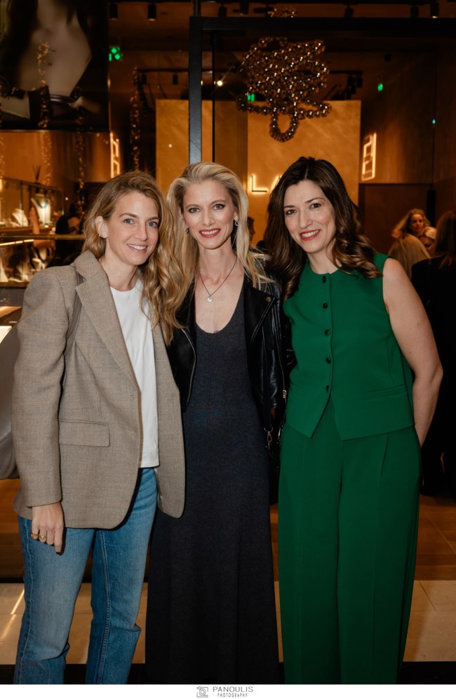 H Χρυσή Βαρδινογιάννη με casual chic σύνολο σε εγκαίνια κοσμηματοπωλείου