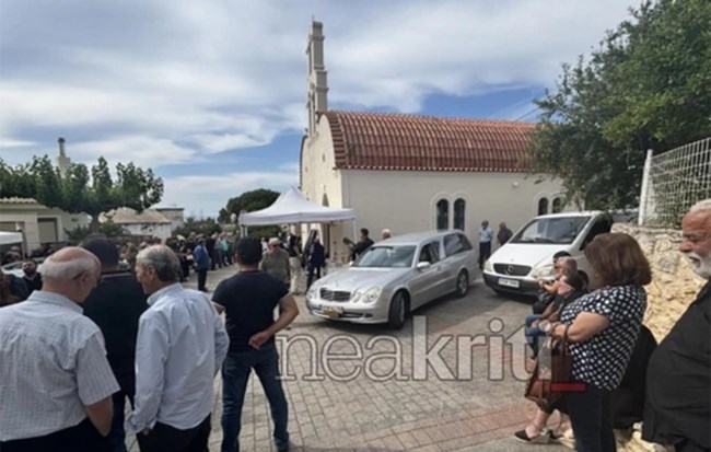 Ρέθυμνο: Βαρύ πένθος στην κηδεία του 87χρονου και της συζύγου του - Τη σκότωσε μέσα στο νοσοκομείο [εικόνες]