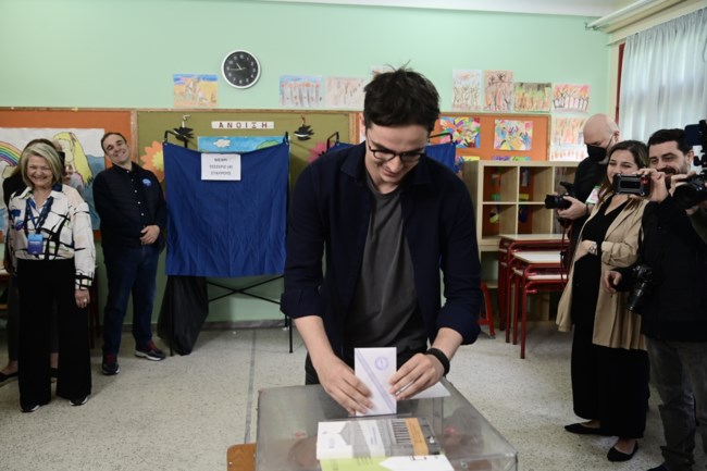 Ο Κυριάκος Μητσοτάκης τρολάρει τον γιο του: "Ελπίζω να σκέφτεται μόνο τους σταυρούς"