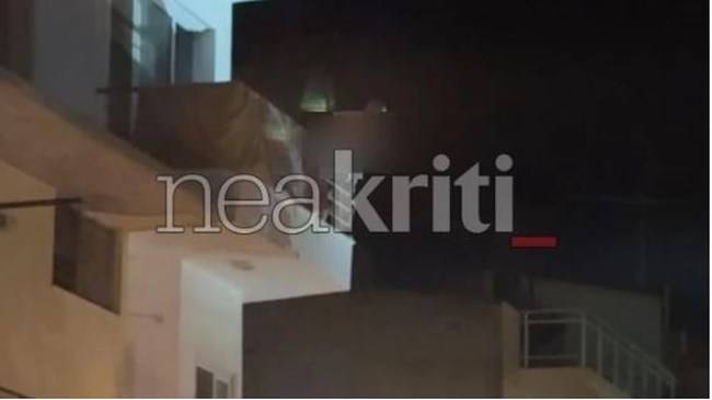 Aναστάτωση το Μεγάλο Σάββατο στο Ηράκλειο: Ανδρας "ταμπουρώθηκε" και απειλούσε να πέσει από τον δεύτερο όροφο