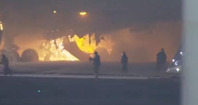 Απίστευτο βίντεο: Οι επιβάτες της Japan Airlines βγαίνουν μέσα από το φλεγόμενο αεροσκάφος…κατεβαίνοντας τη σκάλα