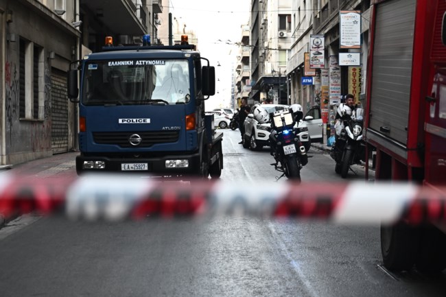 Συναγερμός στο κέντρο της Αθήνας: Εκρηκτική ύλη και όπλο σε ΙΧ που επέβαινε ζευγάρι - Κλειστή η οδός Σωκράτους [εικόνες-βίντεο]