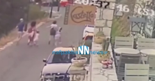 Ναύπακτος: Δέντρο παραλίγο να καταπλακώσει πενταμελή οικογένεια - Η στιγμή που πέφτει εκεί που στέκονταν
