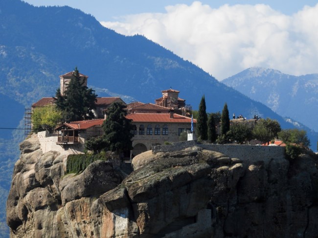 Ασύλληπτη τραγωδία στα Μετέωρα: Γυναίκα έπεσε από βράχια μοναστηριού και σκοτώθηκε