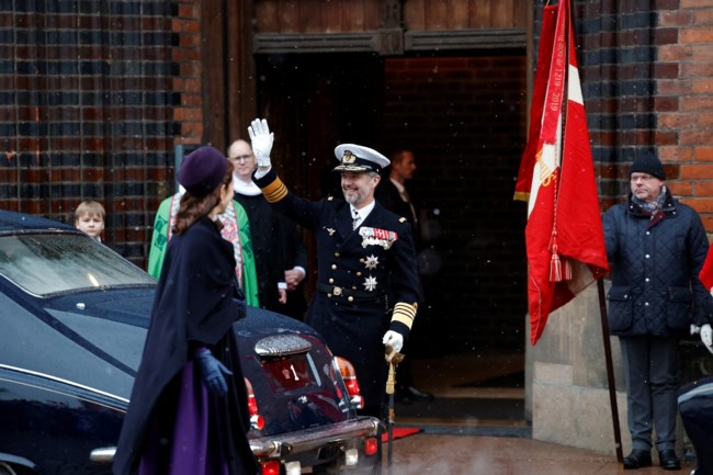 Βασίλισσα Μαίρη: Με το "φόρεμα της Κέιτ Μίντλετον" σε royal εμφάνιση - Το coat dress και οι πριγκίπισσες με τα μονόχρωμα παλτό