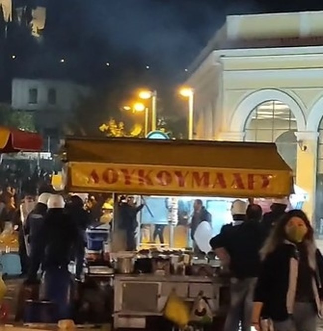 Μοναστηράκι: Χαμός στην πλατεία με αστυνομικούς να κυνηγούν 18χρονο που τους πέταγε πέτρες [εικόνες, βίντεο]