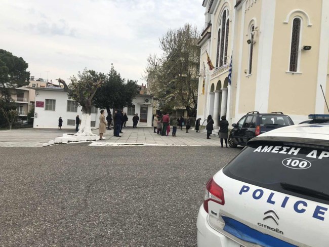 Κορονοϊός: "Λυσσάξατε να μας διώξετε", είπε πιστή σε αστυνομικούς έξω από εκκλησία στο Αγρίνιο