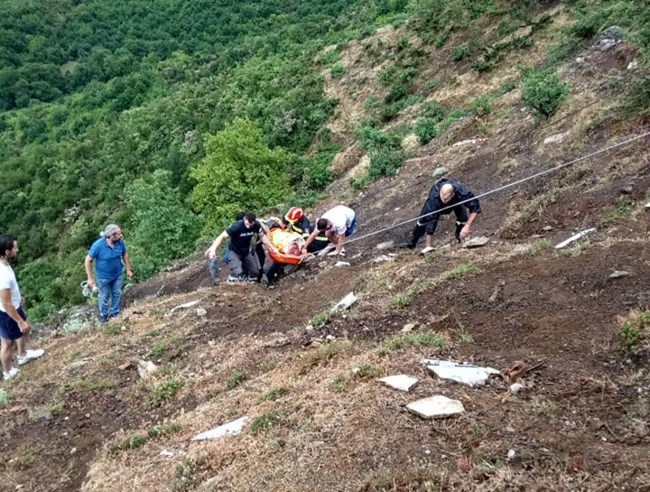 Βοσκός βρήκε ηλικιωμένο που έπεσε σε γκρεμό - Εικόνες από την επιχείρηση διάσωσης