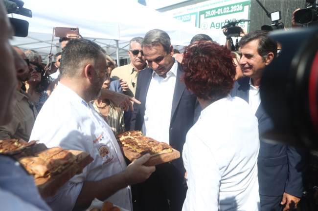 Κυριάκος Μητσοτάκης: Επισκέφθηκε τα περίπτερα της ΔΕΘ και τον κέρασαν κολοκυθόπιτα - Έπαιξε και ποδοσφαιράκι [βίντεο]