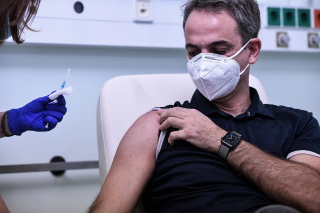 Κορονοϊός: Εμβολιάστηκε στο "Αττικόν" ο Κυριάκος Μητσοτάκης - "Χαμογελάμε όλοι κάτω από τις μάσκες μας" δήλωσε