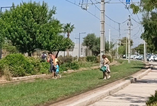 Πεζός παρασύρθηκε από τραμ στη Γλυφάδα - Τραυματίστηκε σοβαρά [βίντεο]
