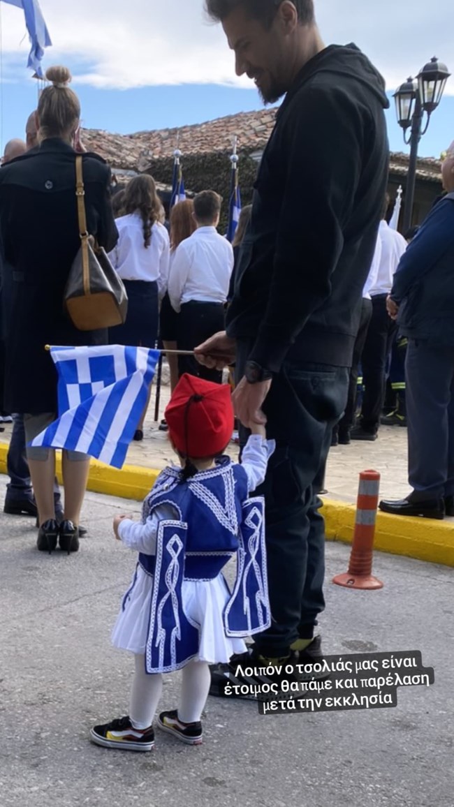 Σύσσωμη στην παρέλαση η οικογένεια Πετρετζίκη - Ο μικρός Αχιλλέας "τσολιάς" έκλεψε την παράσταση [εικόνες]