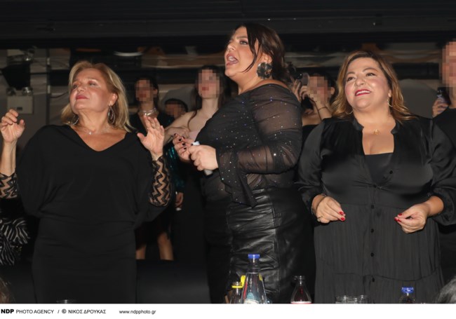 Τρεις κυρίες στα μπουζούκια: Η Δανάη Μπάρκα με τη μαμά της Βίκυ Σταυροπούλου και τη Μαρία Καβογιάννη σε βραδινή έξοδο