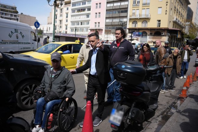 H βόλτα του Χάρη Δούκα με ΑμεΑ στο κέντρο της Αθήνας: "Μια πόλη για όλους, χωρίς εμπόδια" [εικόνες - βίντεο]