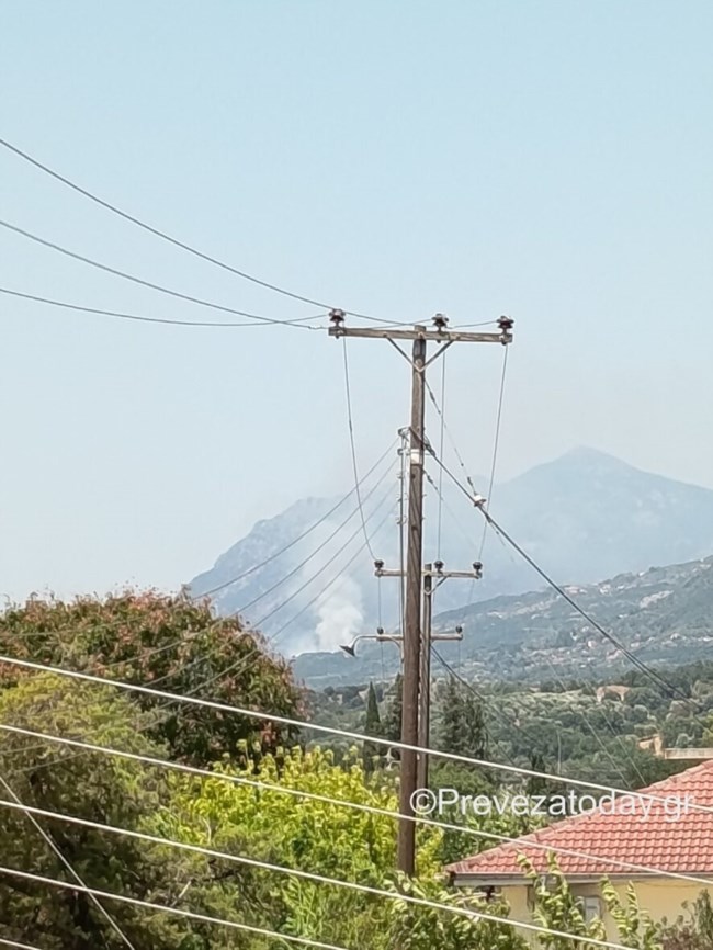 Μεγάλη φωτιά στη Βρυσούλα Πρέβεζας: Σηκώθηκαν εναέρια μέσα -  112 για απομάκρυνση από το χωριό