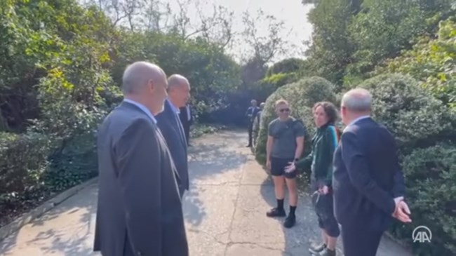 Νέα Υόρκη: Ο Ερντογάν έκανε βόλτα στο Central Park - Η "τυχαία" συνάντηση με περαστικό που τον εξυμνούσε [βίντεο]