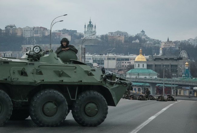 Συγκλονιστική φωτό: Ουκρανοί στρατιώτες περιμένουν τους Ρώσους εισβολείς στο Κίεβο