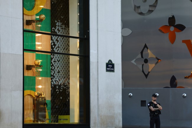 Νέος συναγερμός στη Γαλλία: Επίθεση με μαχαίρι εναντίον αστυνομικού στο Παρίσι - Νεκρός από πυρά ο δράστης