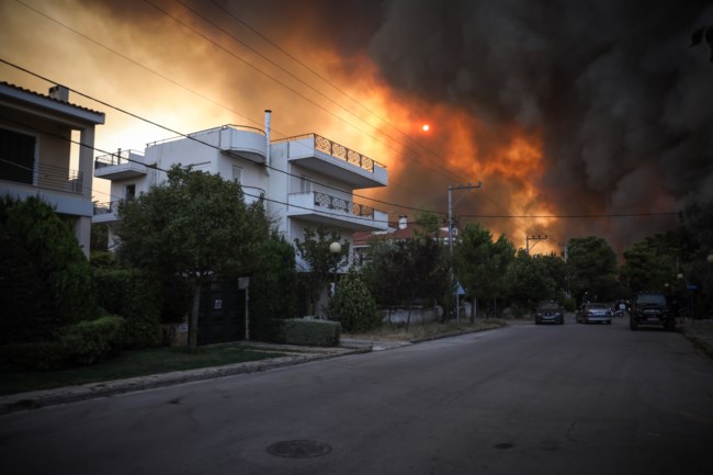 "Καμπανάκι" της Ένωσης Πνευμονολόγων για τις φωτιές: Οχι άσκοπες μετακινήσεις, κλείστε πόρτες και παράθυρα