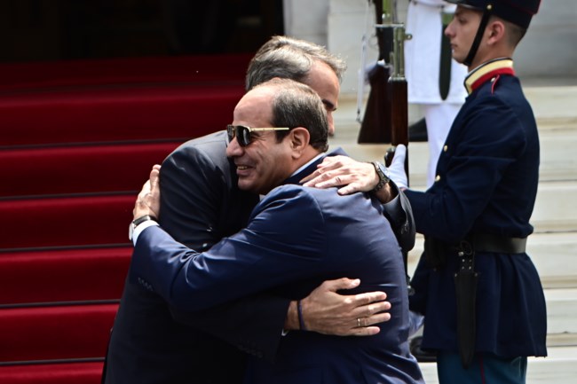 Στο Μαξίμου ο Αιγύπτιος πρόεδρος Αλ Σίσι - Θερμή υποδοχή Μητσοτάκη [εικόνες]