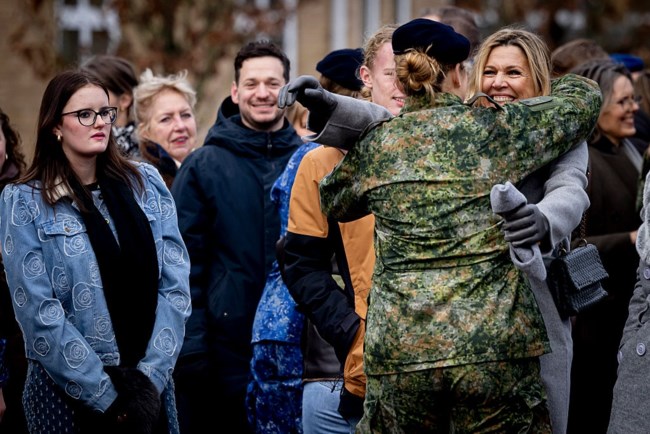 Στα χακί η βασίλισσα Μαξίμα - Η σκληρή εκπαίδευση για να γίνει έφεδρος [εικόνες]