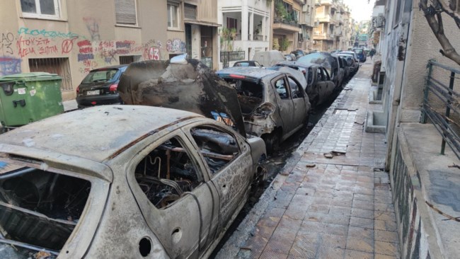 Πατήσια: Στις φλόγες τυλίχτηκε απορριμματοφόρο - Κάηκαν 11 σταθμευμένα αυτοκίνητα [Βίντεο]