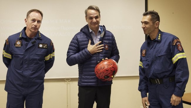 Επίσκεψη Μητσοτάκη στους άνδρες της ΕΜΑΚ: "Από καρδιάς ένα μεγάλο ευχαριστώ" - Η αναφορά στον Καζαντζάκη