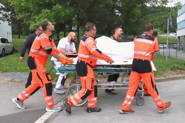 Σλοβακία: Μεταξύ ζωής και θανάτου ο Ρόμπερτ Φίτσο μετά την απόπειρα δολοφονίας του, λέει ο Ορμπάν