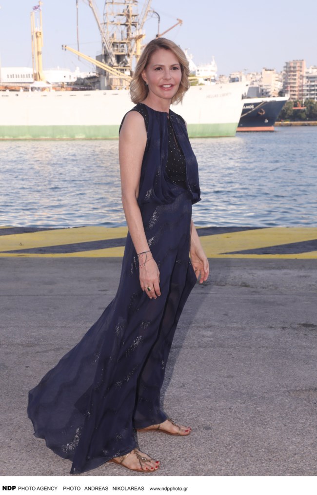 Τζένη Μπαλατσινού: Σε fashion show με σιθρού μάξι αέρινο φόρεμα στο μπλε της θάλασσας