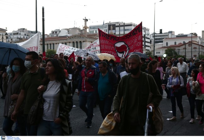 Κλειστό το κέντρο της Αθήνας - Σε εξέλιξη υπό βροχή το πανεκπαιδευτικό συλλαλητήριο