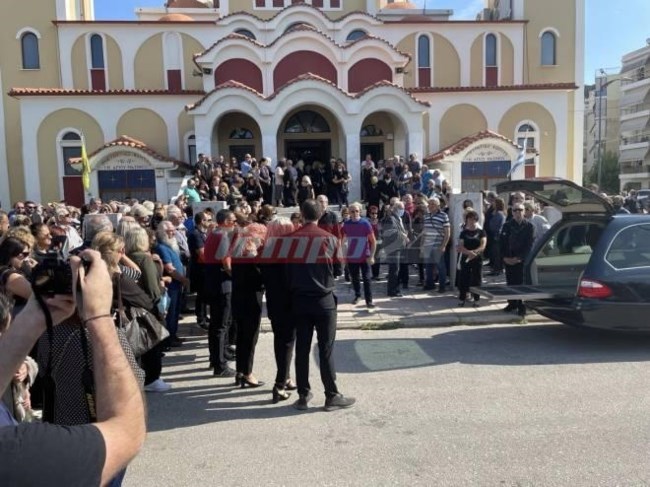 Άρτα: "Αντίο δάσκαλε" - Πλήθος κόσμου στην κηδεία του 68χρονου που δολοφονήθηκε από τον γιο του [βίντεο]