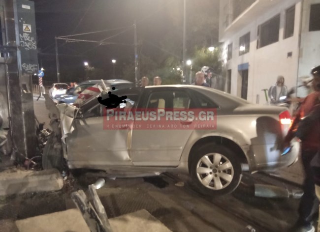 Τροχαίο σοκ στον Πειραιά: Νεκρός ο 40χρονος οδηγός, στη ΜΕΘ η 33χρονη συνοδηγός