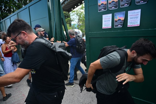 Επεισόδια και χημικά στο Υπουργείο Παιδείας: Ένταση μεταξύ ΜΑΤ και εκπαιδευτικών [εικόνες - βίντεο]