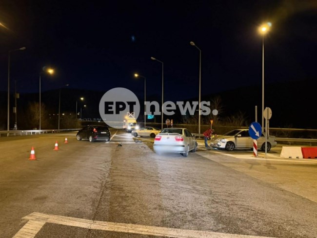 Σφοδρή σύγκρουση τριών οχημάτων στην παλαιά εθνική Καστοριάς-Κοζάνης - Δύο τραυματίες [εικόνες]
